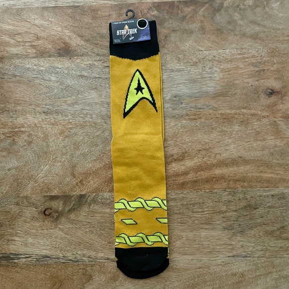 5/$20 Adult Star Trek Yellow Starfleet Command Insignia Socks - Picture 1 of 3